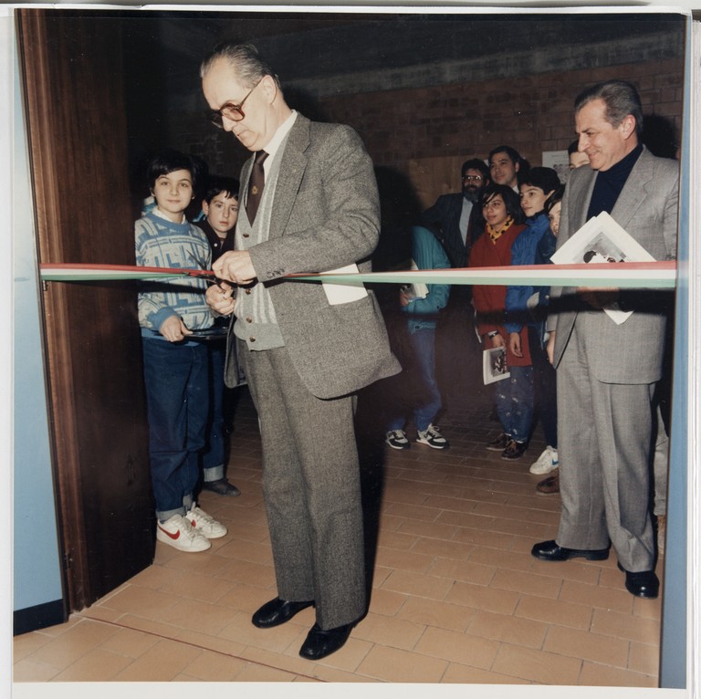 Modena 5 marzo 1987, taglio del nastro all'inaugurazione della mostra "Pane e Guerra 1935-1945 Alimentazione civile e militare in Emilia Romagna"